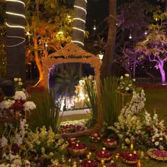 An ornate gold mirror placed in the garden adds a touch of vintage glamour. It serves as a unique decor piece and a fantastic photo opportunity, reflecting the beauty of the surroundings.