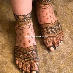 A minimal yet elegant design for the feet. This look features floral bands on the ankles and toes, with delicate hanging chains and scattered dots, creating a jewelry-like effect.
