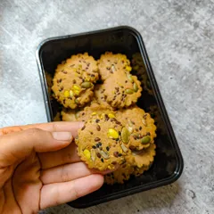Look at the goodness packed into my Multiseed Cookies! 🫶🏻 They are made with whole wheat flour and jaggery, and you can see the chia, flax, and pumpkin seeds that give them that amazing crunch.