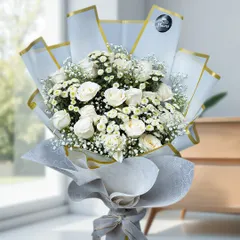 A classic hand-tied bouquet showcasing the simple beauty of fresh white roses and delicate daisies. Wrapped in elegant, high-quality paper, this is a timeless gift for expressing pure sentiments.