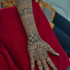 This is a full back-hand bridal demo I did for my students. It’s so important for them to see the techniques for creating intricate patterns, like detailed jaal work and floral motifs, applied in real-time.