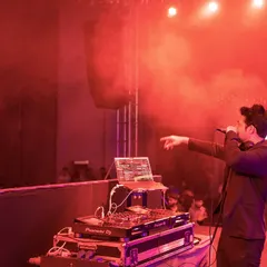 Setting the mood with red lighting and a high-energy set for the corporate crowd.