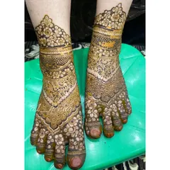 A beautiful example of a Pakistani-style design for the feet. We practice creating these symmetrical, boot-like patterns that are rich in detail.