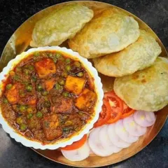 A delicious mini meal of Matar Paneer with fluffy puris and a side of fresh salad. It's the perfect portion to keep you full without overdoing it.