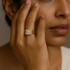 Some rings are worn, this one is carried with pride. This three-band diamond ring, modeled on the hand, balances strength, brilliance, and understated charm.