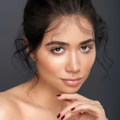 A simple, elegant pose with the hand gently resting on the chin. This classic portrait composition is clean and sophisticated, allowing the model's natural beauty to be the sole focus.