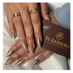 This set features the mesmerizing cat-eye effect in a bronze shade, paired with complementary gold glitter accent nails for a warm, shimmering look.