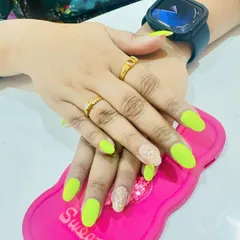 A vibrant neon yellow set with a sparkling glitter accent nail. Perfect for making a bold statement.