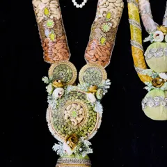 This exquisite dry fruit garland is a work of art, perfect for Holi gifting. It's intricately designed with sections of premium nuts and seeds, making it a healthy, beautiful, and traditional offering.