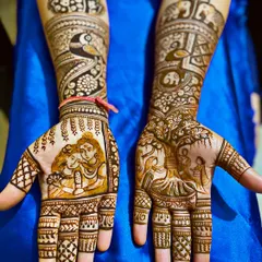 Creating divine figures like Shiv and Parvati for this Vat Savitri design is a form of meditation for me. In my advanced portrait classes, I teach you how to capture this level of emotion and detail, turning your mehndi into a true masterpiece.