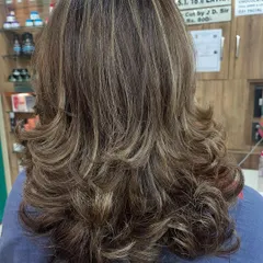 Another angle of this beautiful highlight and layer combination. Notice how the placement of the lighter pieces accentuates the texture of the haircut.
