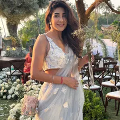 A closer look at the embroidered blouse and the delicate details of the saree. It’s all about finding that perfect balance of simple and special.