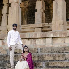 Wearing a beautiful traditional saree, this couple’s portrait at a historic temple site shows how we can blend culture and elegance into your pre-wedding story.