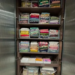 For clients who prefer to fold their sarees and suits, we use shelf dividers to keep stacks neat and upright. This method prevents piles from toppling over and ensures each garment is easy to access without disturbing the others.