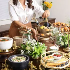A beautifully set table is the heart of any gathering. We offer a complete suite of hosting essentials, from elegant serving bowls and tiered platters to ambient candles and floral arrangements, allowing you to create an inviting and luxurious atmosphere for your guests.