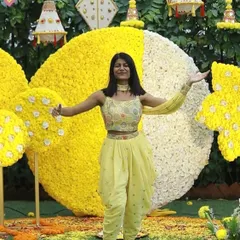 Bringing the sunshine to a beautiful Haldi ceremony. For daytime events like this, I focus on creating a fun, relaxed, and interactive atmosphere that gets both families mingling and celebrating together. This one was for the Kapoors and Bakshis, surrounded by a stunning floral setup.