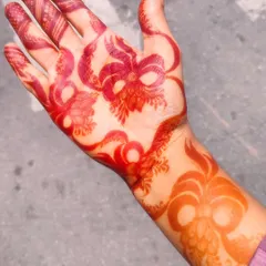 Now that's what I call henna stain goals! This vibrant, reddish-orange color is the result of my fresh, natural henna paste and proper aftercare.