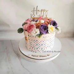 For a very special sister, I designed this elegant Louis Vuitton inspired hat box cake. It's topped with a beautiful bouquet of handmade sugar flowers, combining luxury fashion with delicate artistry.