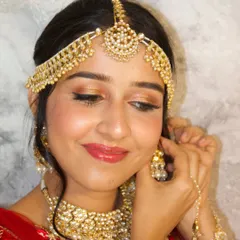 A close-up of this stunning bridal makeup. I focused on creating a golden, shimmery eye that catches the light beautifully, paired with a glossy lip for a fresh and modern feel.