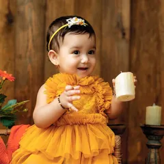 A moment of sweet curiosity. Sitter sessions are full of these precious expressions as they explore the world around them.