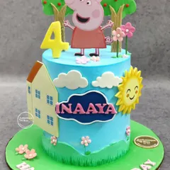 A cheerful Peppa Pig cake for a 4th birthday. This pineapple-flavored cake features Peppa in her happy world with her house, trees, and a smiling sun.