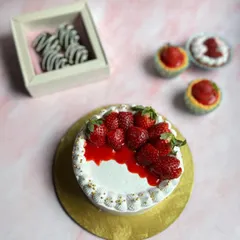 A beautiful spread of our strawberry season specials ready for dispatch! This order includes a strawberries and cream cake, chocolate-dipped strawberries, and bite-sized strawberry tarts.