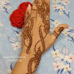 A simple and elegant back-hand design with a flowing vine pattern. This Indo-Western style is perfect for any party or casual event.
