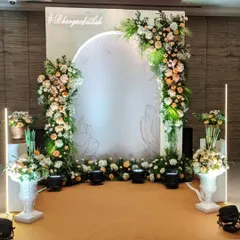 This photo backdrop for Aashna and Bhargav featured a clean, arched design with a delicate lotus motif. I framed it with soft florals and a custom neon hashtag to make it uniquely theirs.