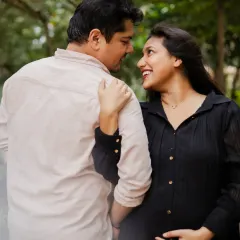 A joyful, candid interaction between the couple. Their laughter and eye contact show the fun and relaxed nature of my outdoor couple photoshoots.