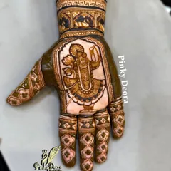 When a Karwa Chauth client is a devotee of Shreenath Ji, the design becomes a prayer. This portrait of the deity, framed by traditional patterns, turns the hand into a canvas of devotion.