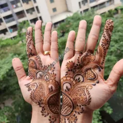 The beauty of Arabic mehendi lies in its graceful flow. This design features bold, beautiful peacock-inspired patterns that adorn the hands without being too dense, perfect for any celebration.