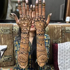 A non-figured bridal design for the bride who loves pure patterns. This design focuses on symmetry, with intricate jaal work and bold fingertips.