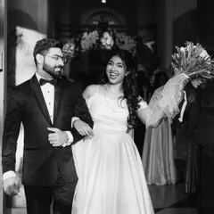 Just married! The unfiltered joy of a couple exiting the church, captured in timeless black and white. We focus on these candid, unscripted moments that truly reflect the happiness of the day.