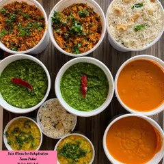 Preparing a Jain menu for dehydration. This order included Tawa Pulao, Palak Khichdi, Dal Fry, and Paneer Butter Masala gravy, all made without onion or garlic and ready to be packed for travel.