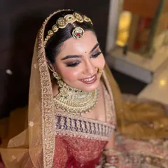 This is the kind of soft, radiant bridal glam I love creating and teaching. The focus here is on flawless skin, a gentle brown smokey eye, and a smile that shines through, showing how to achieve a stunning yet effortless look for a bride's special day.