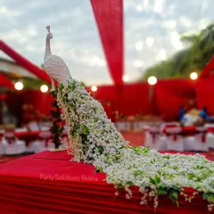 The peacock, a symbol of grace and beauty, was the centerpiece of this decor. I crafted its flowing tail from hundreds of fresh white flowers, creating a stunning and artistic installation.