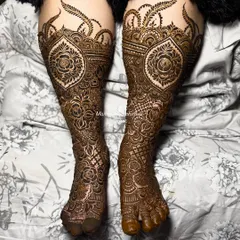 Your bridal look isn't complete without beautiful mehendi on your feet. I design elaborate patterns that extend up the leg, featuring traditional motifs like mandalas and paisleys for a classic touch.
