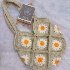 I love making these granny square daisy bags. This one, in a lovely neutral beige, is perfect for a breezy, boho-chic look. It's lightweight, made from 100% cotton yarn, and adds a touch of handmade charm to any outfit.