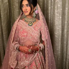 Blending tradition with a touch of modernity. This beautiful bride in a pink lehenga has a soft, defined eye and radiant skin, perfect for her Phera ceremony.