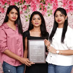 Another proud graduate from Batch 16 receiving her course completion certificate from Giya Glamshotz Studio.