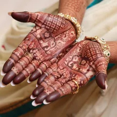 The rich, dark stain of the henna is the best accessory. Here it is, looking stunning against the client's jewelry and outfit.