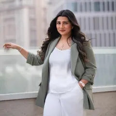 We took this session to a Mumbai rooftop to capture a professional portrait with a beautiful, airy feel. An environmental headshot like this tells a bigger story about your vision and ambition.
