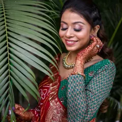 A soft and romantic look for a pre-wedding event. The pink-toned eyeshadow and glowing skin are complemented by her beautiful red and green outfit, creating a fresh and ethereal vibe.