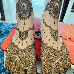 Mehendi for feet can be both simple and beautiful. This design combines delicate chains and paisleys with scalloped patterns on the toes for an elegant bridal look.