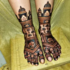 This design features palace architecture on the ankles and elephant motifs on the feet, creating a royal look.