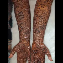 For the bride who wants it all, this heavy bridal mehendi combines multiple design elements for a truly breathtaking result.