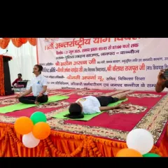 Demonstrating asanas on stage alongside other instructors. For large events, clear and synchronized instruction is key to a successful session.