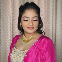 A closer look at the soft glam eye makeup I did for Neha. Notice the gentle shimmer and blended eyeshadow, a technique I focus on heavily in my workshops for a polished finish.