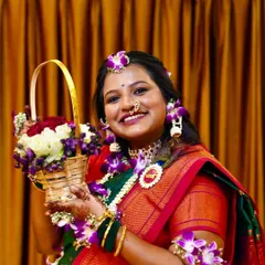 A happy mom-to-be at her dohale jevan. The makeup is kept fresh and minimal, with traditional floral jewelry adding a special touch.