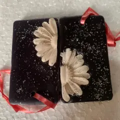 For a touch of elegance, I created these dark, glittery wax sachets with a beautiful daisy design. They are perfect for adding a sophisticated look and a lovely fragrance to your drawers or as part of a gift.